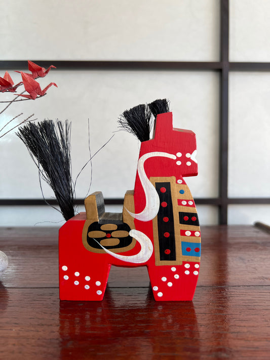 Cheval Miharu traditionnel en bois rouge profil droit