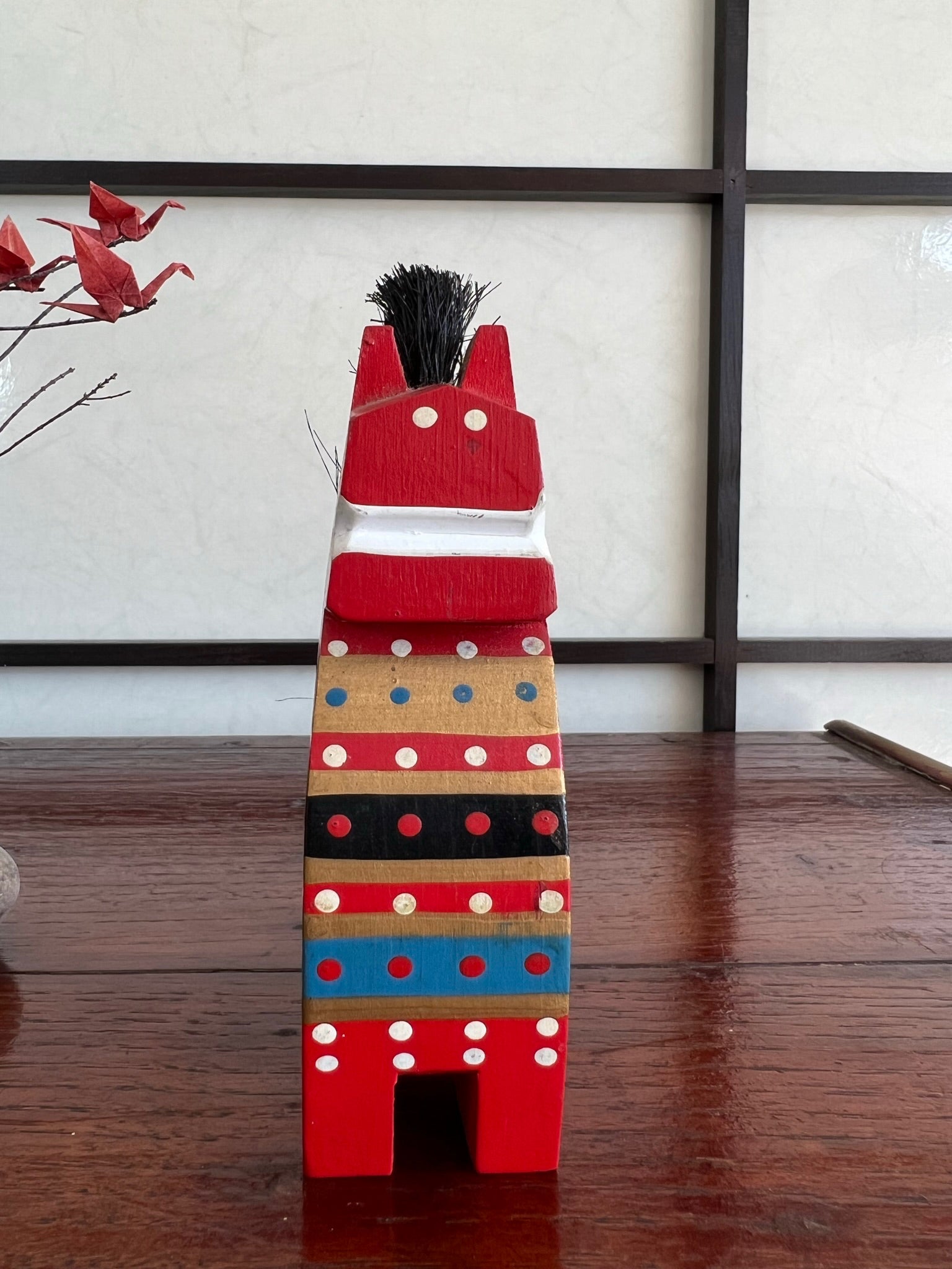 Cheval Miharu traditionnel en bois rouge vue de face
