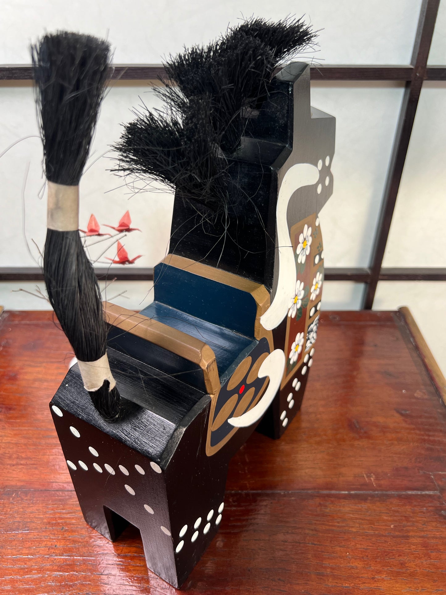 cheval traditionnel japonais en bois noir vue du dessus queue relevée