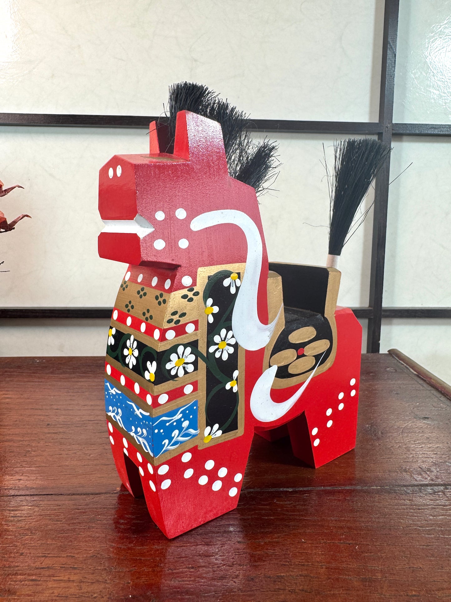 cheval traditionnel japonais yawata rouge motifs vague vue flanc