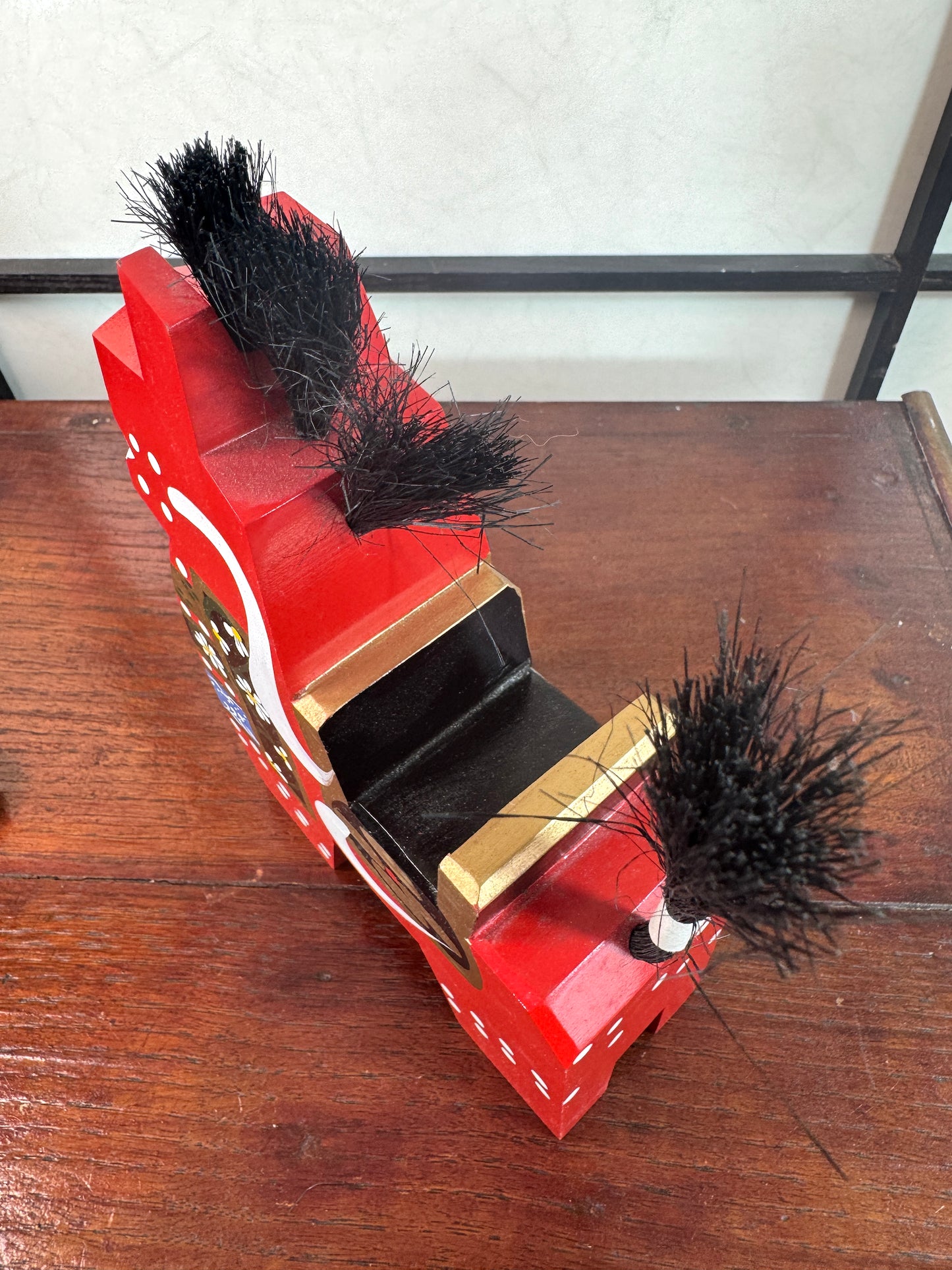 cheval traditionnel japonais yawata rouge motifs vague dessus