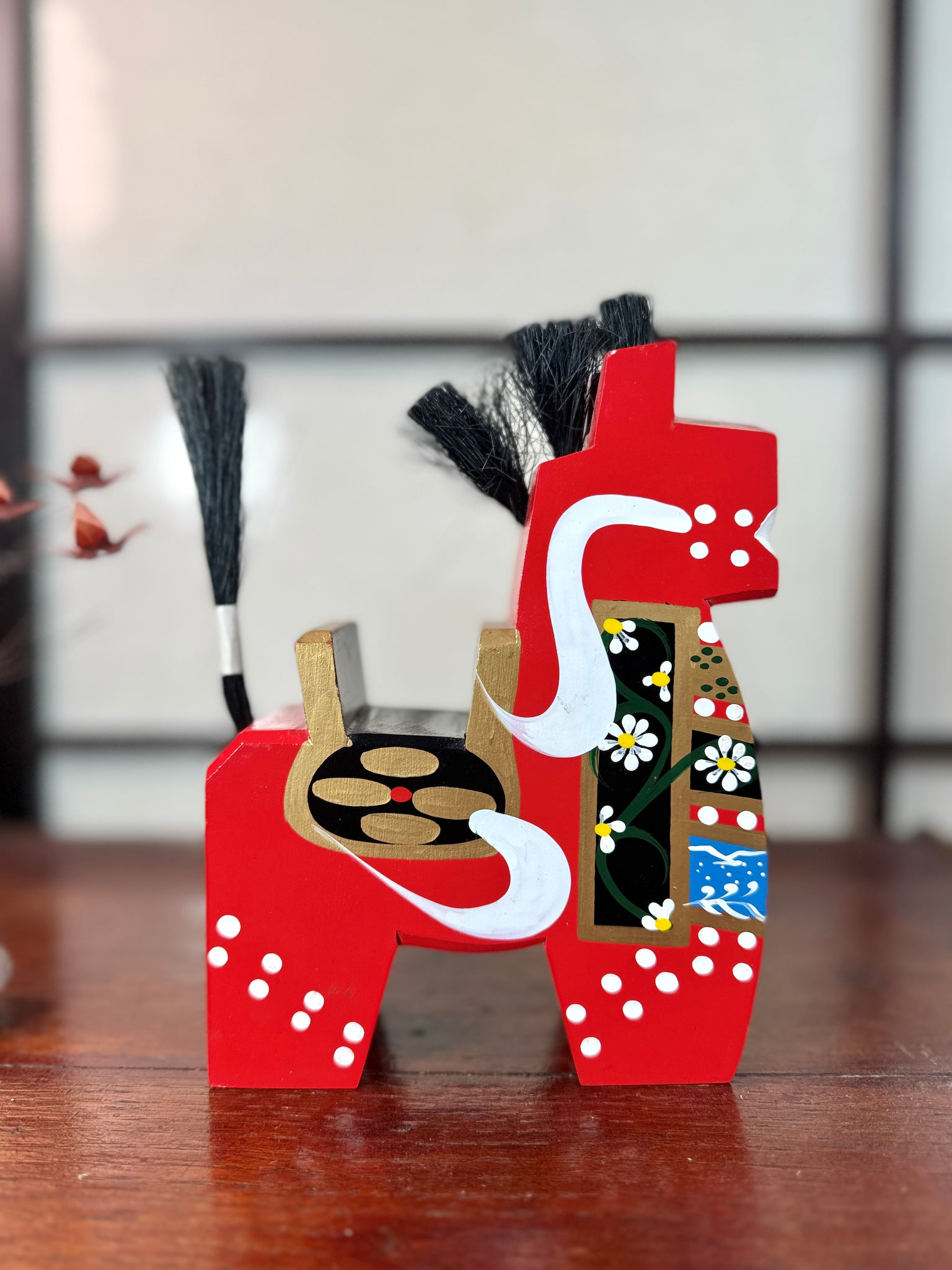 cheval traditionnel japonais yawata rouge motifs vague vue de profil 2