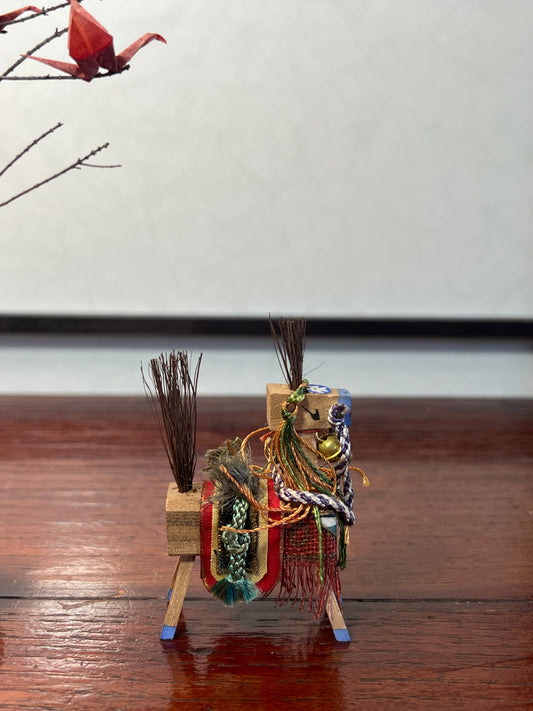 cheval traditionnel japonais en bois. naturel, profil droit