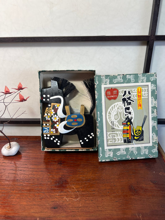 Cheval traditionnel japonais en bois noir, peint à la main, selle bleue, fleurs, vagues et oiseau peints, dans sa boite 