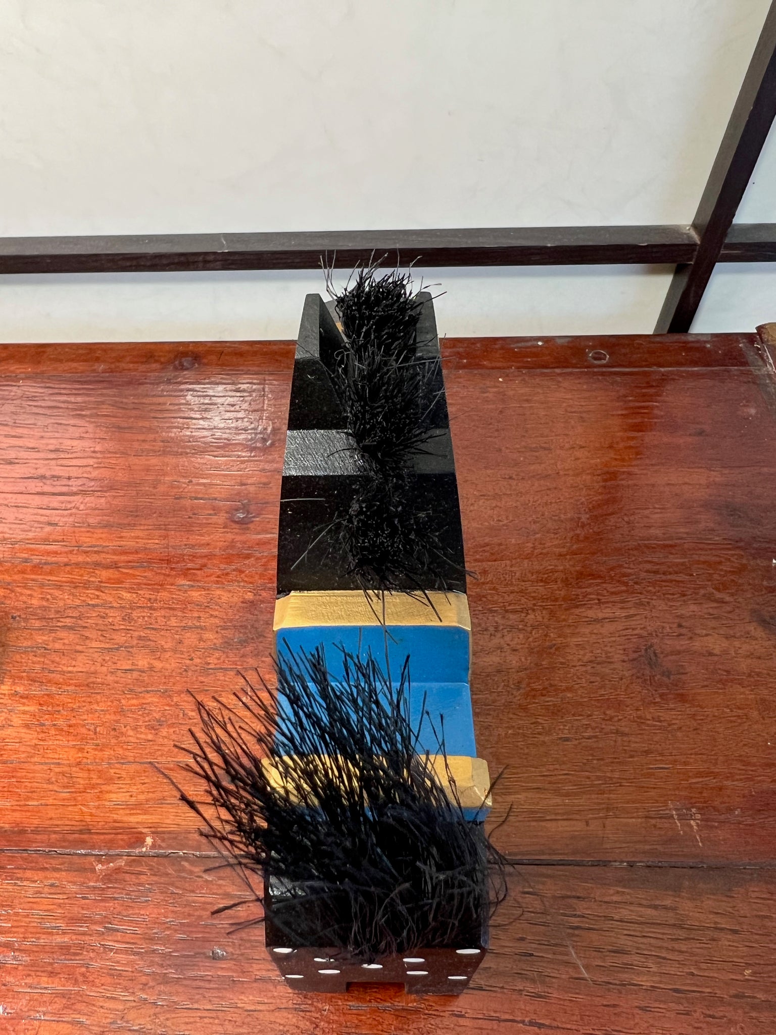 Cheval traditionnel japonais en bois noir vue du dessus, crinière et queue relevé