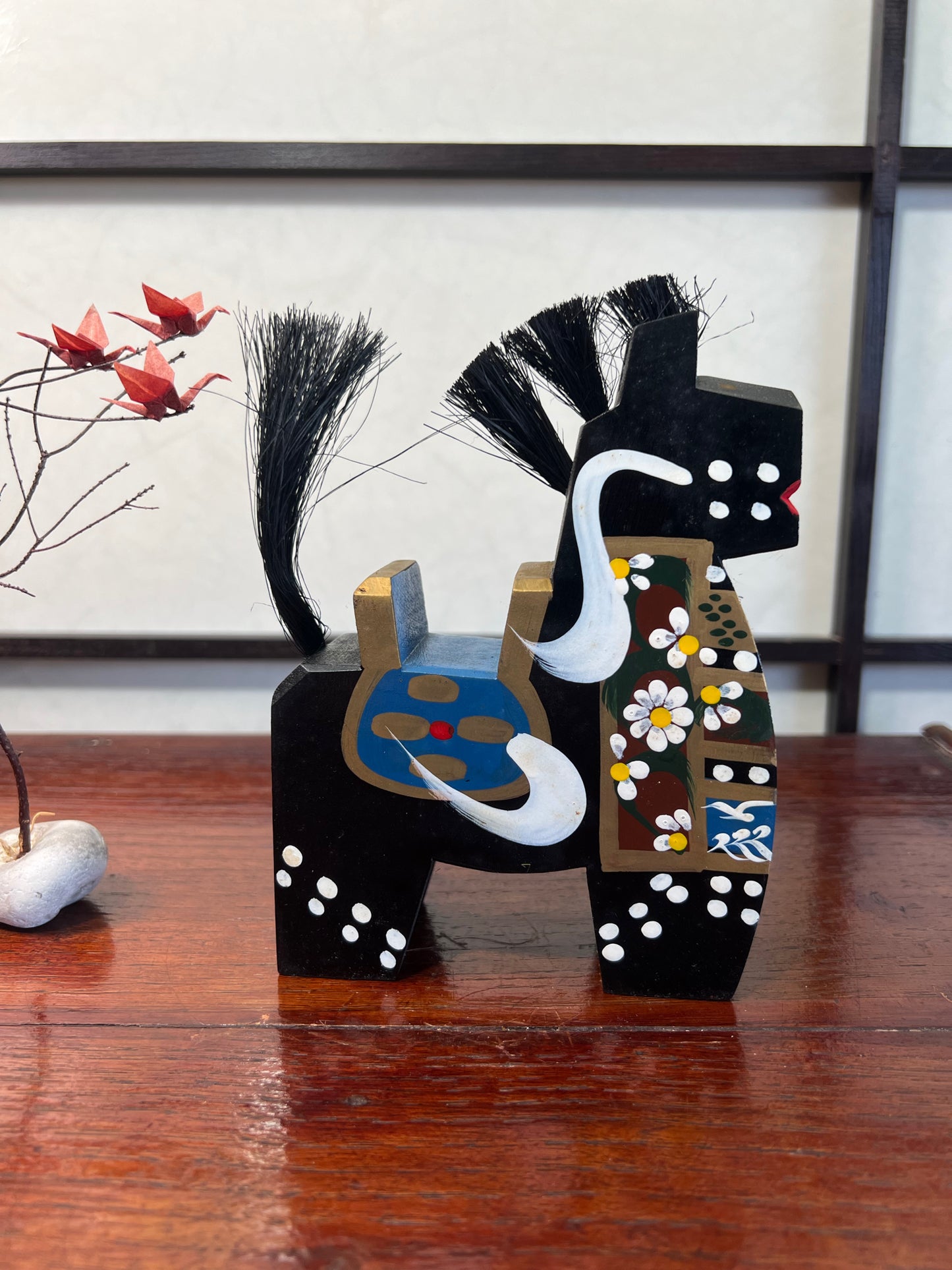 Cheval traditionnel japonais en bois noir de profil droit