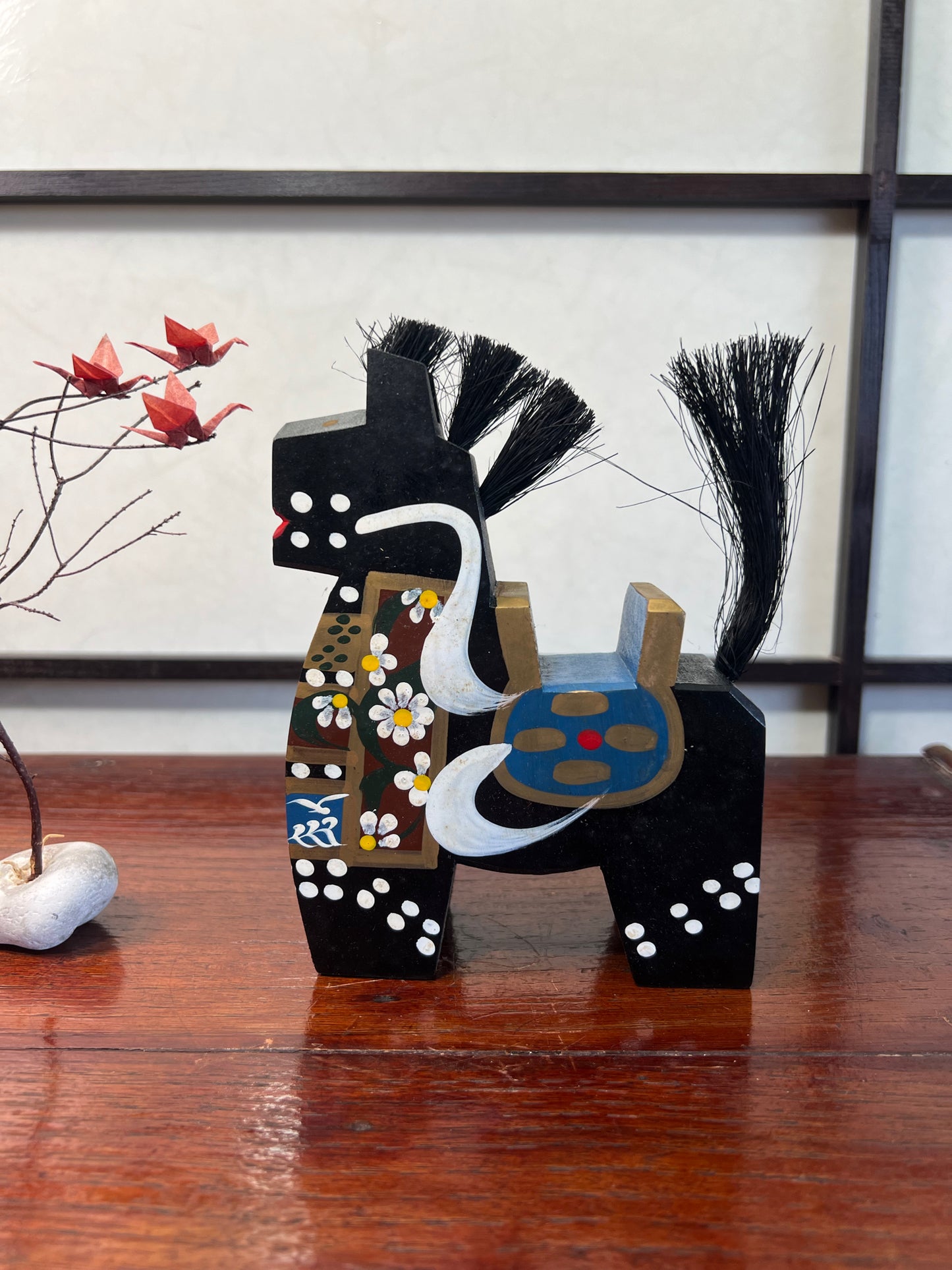 Cheval traditionnel japonais en bois noir de profil, vagues blanches 