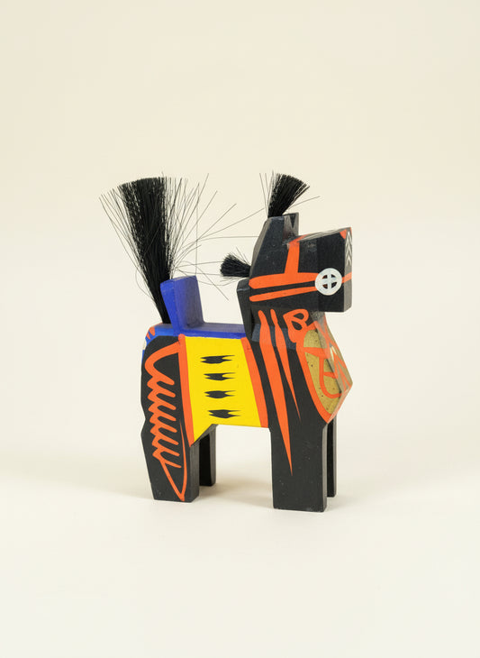 cheval miharu traditionnel japonais noir et rouge de profil droit