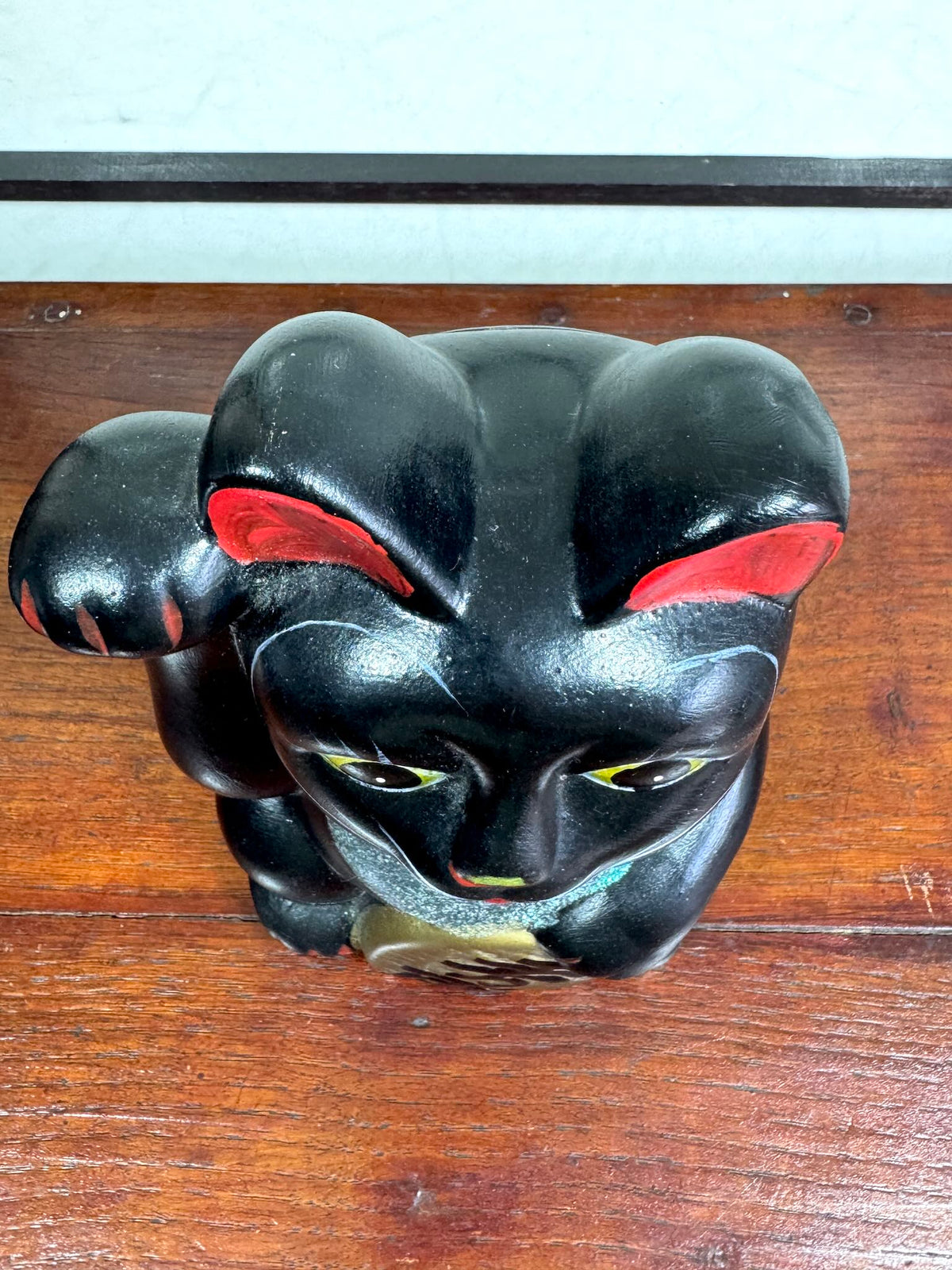 Chat japonais maneki neko noir de 21 cm, le dessus