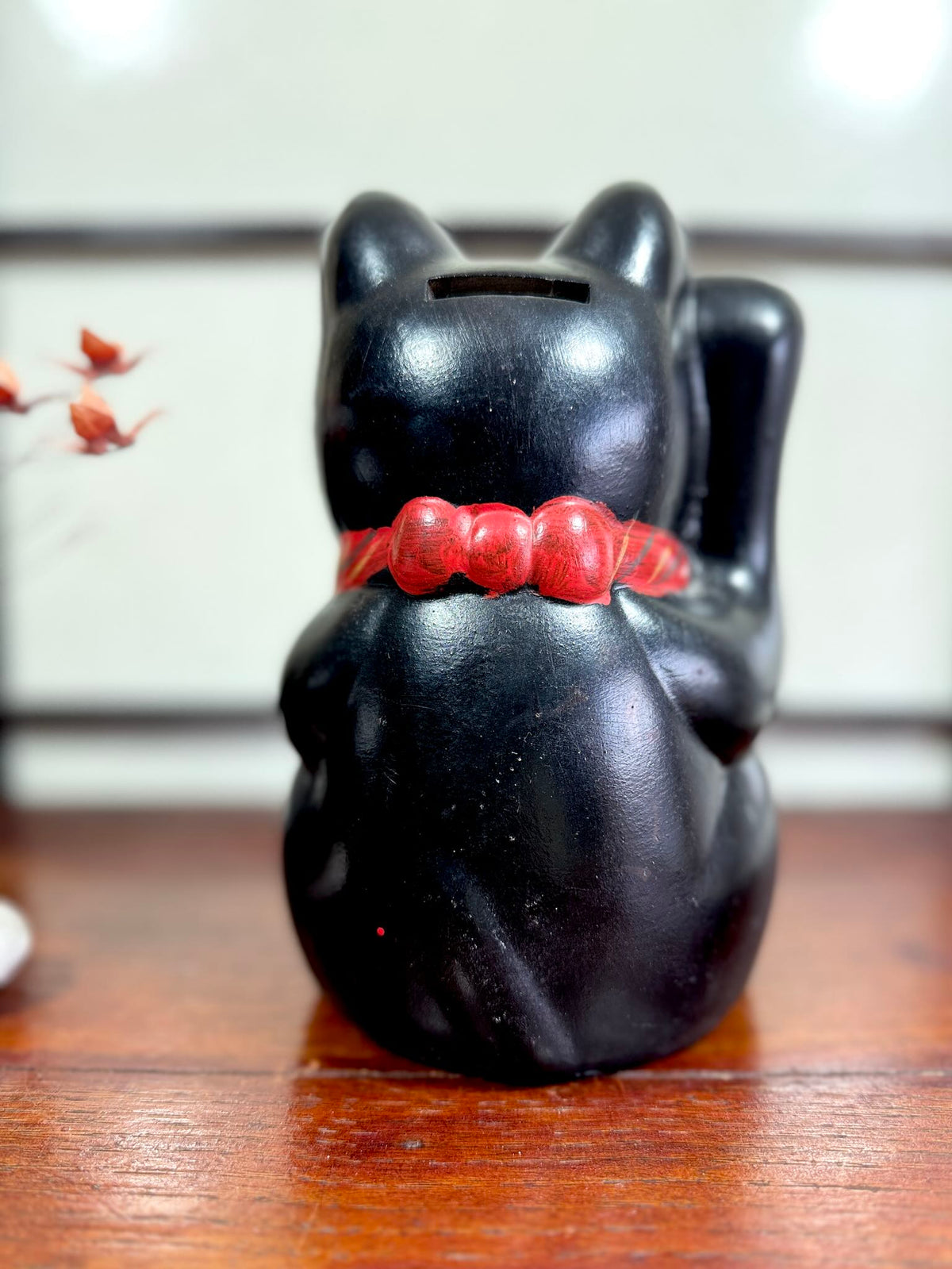 Chat japonais maneki neko noir de 21 cm, le dos avec la fente tirelire