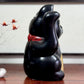Chat japonais maneki neko noir de 21 cm, le profil droit