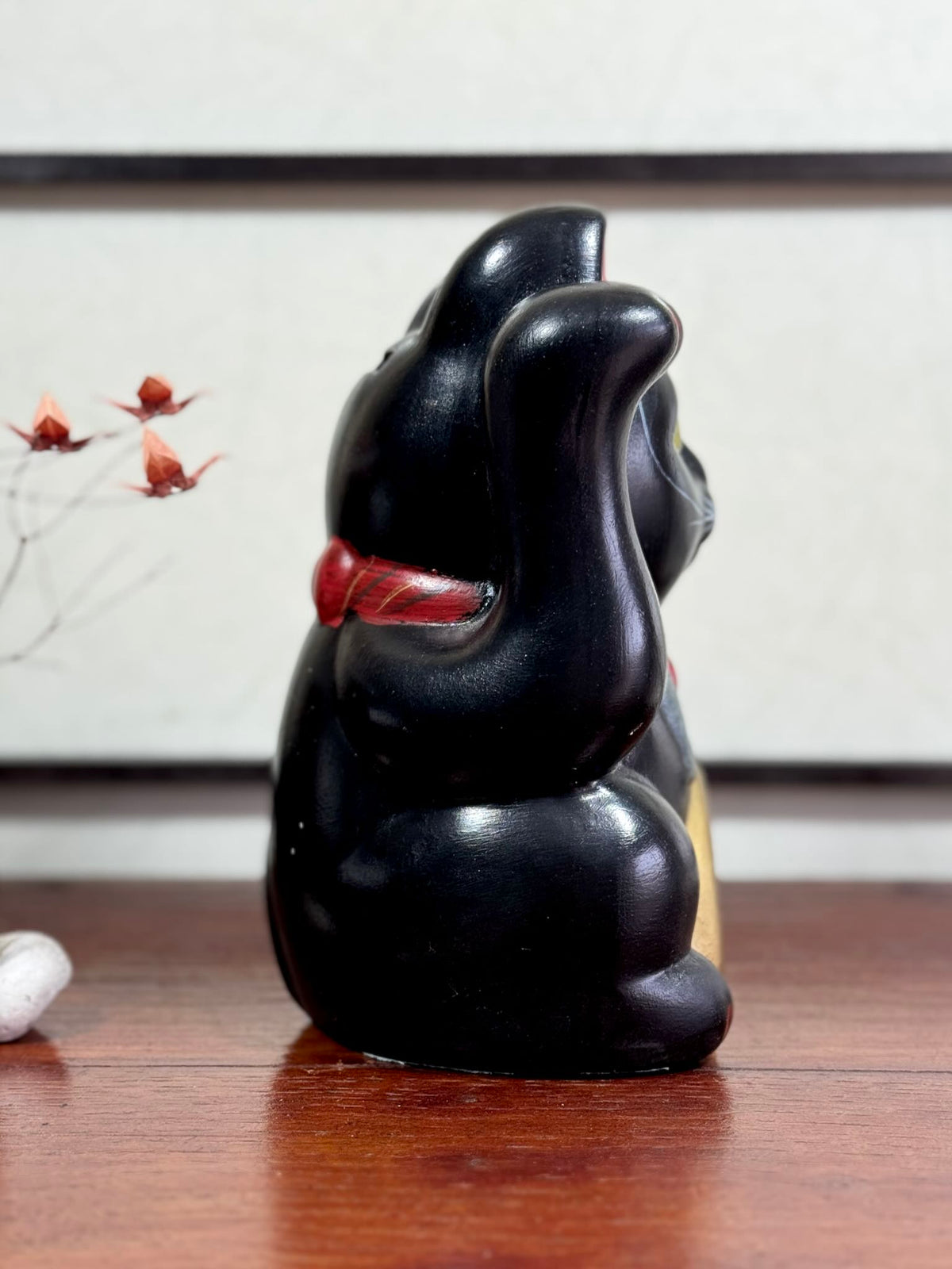 Chat japonais maneki neko noir de 21 cm, le profil droit