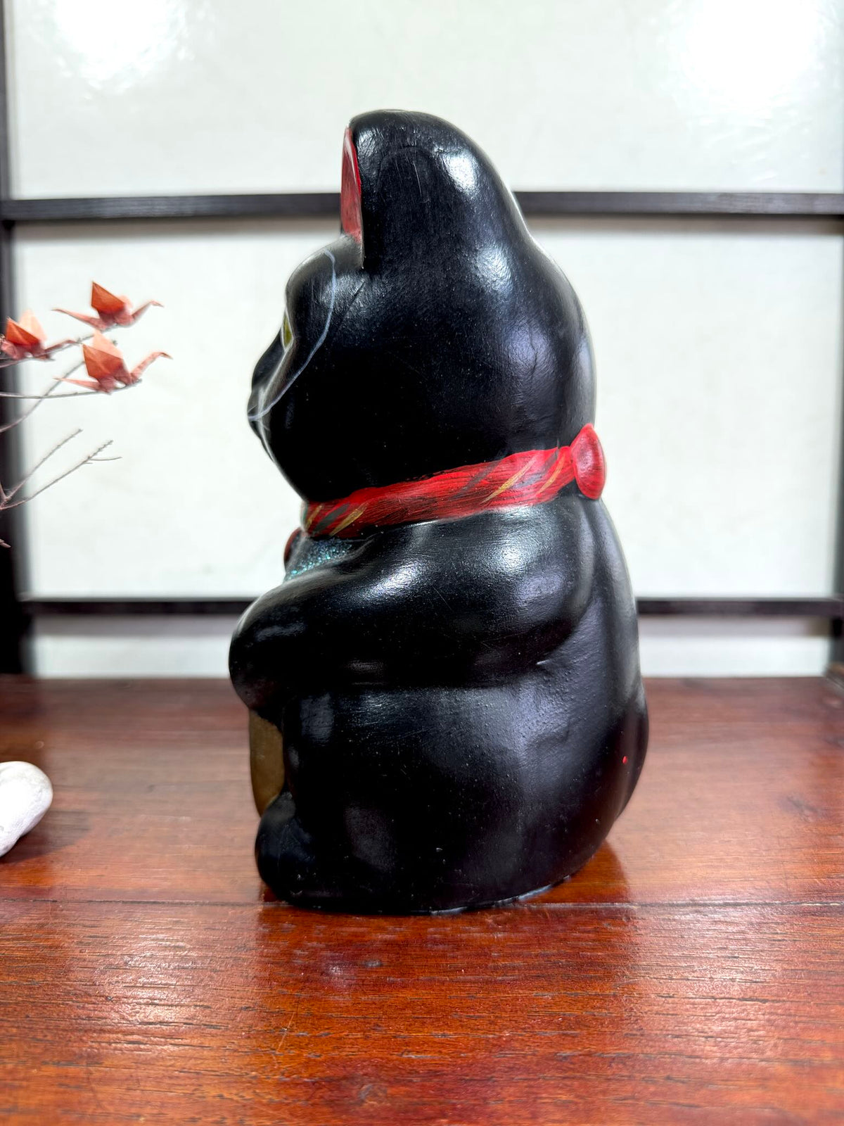 Chat japonais maneki neko noir de 21 cm, le profil gauche