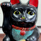Chat japonais maneki neko noir de 21 cm, gros plan sur la tete du chat