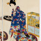 estampe japonaise de Chikanobu dames epoque tokugawa, création paysage bonkei, femme kimono bleu à fleurs et plateau dans les mains, étagère jaune avec rouleaux kakemono, motifs bambou et poissons
