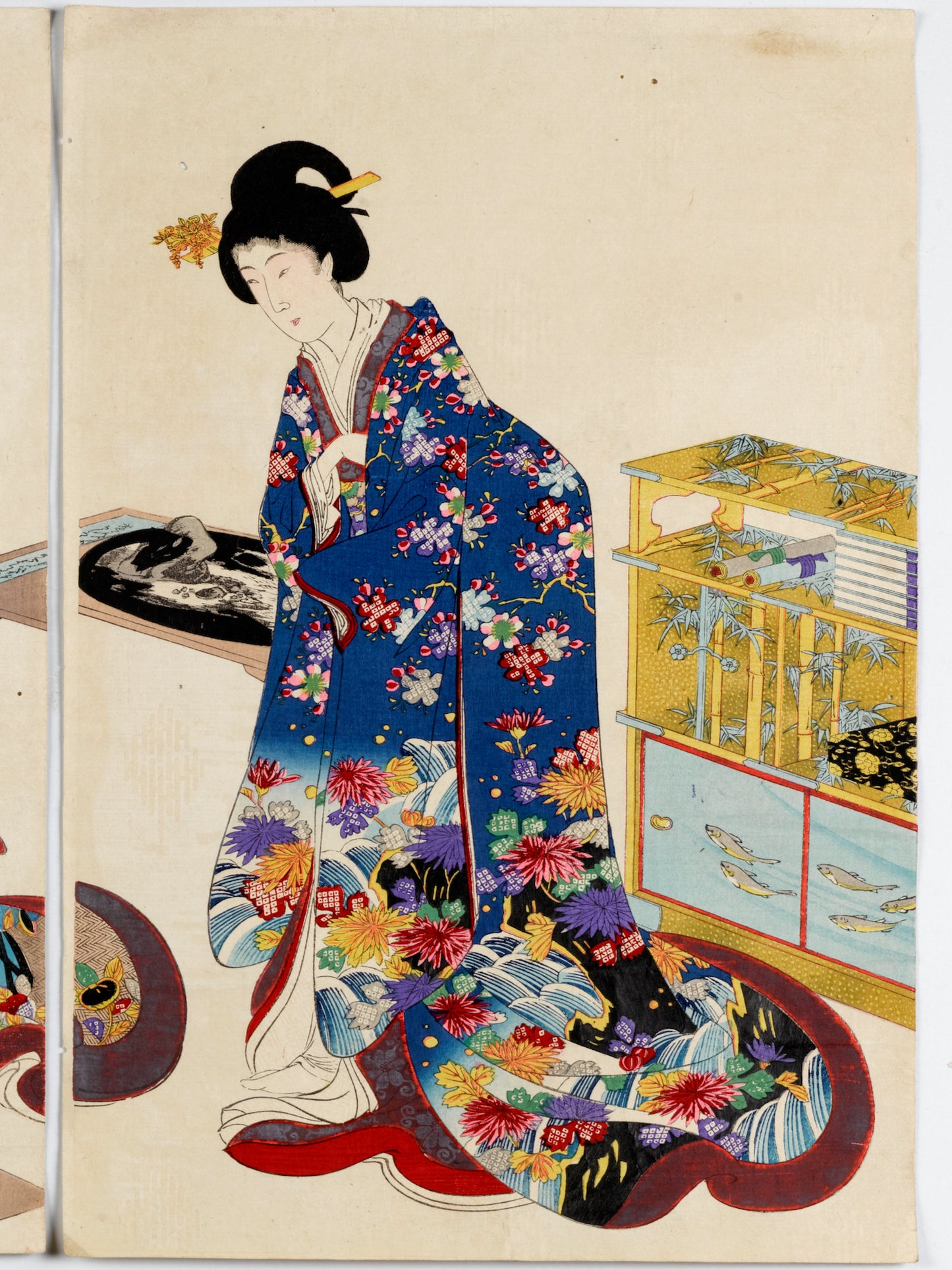 estampe japonaise de Chikanobu dames epoque tokugawa, création paysage bonkei, femme kimono bleu à fleurs et plateau dans les mains, étagère jaune avec rouleaux kakemono, motifs bambou et poissons