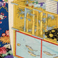 estampe japonaise de Chikanobu dames époque tokugawa, création paysage bonkei, détail étagère jaune motifs bambou et poissons dans l'eau,rouleaux kakemono et boîte laquée noir et or