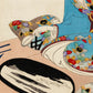 estampe japonaise de Chikanobu dames epoque tokugawa, création paysage bonkei, détail plateau bonkei, main tenant plume et kimono