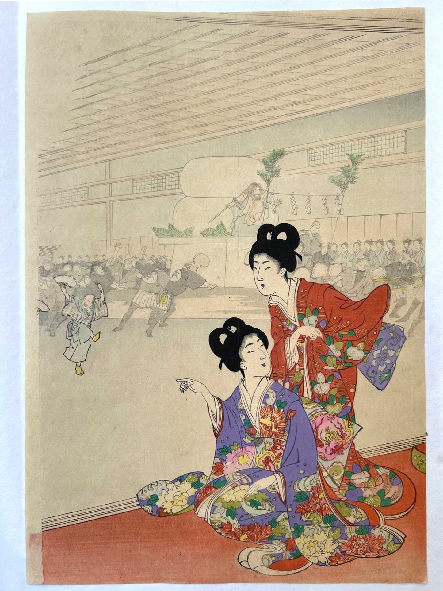 Estampe japonaise  triptyque de Chikanobu, femmes en kimonos fleuris regarde danseurs