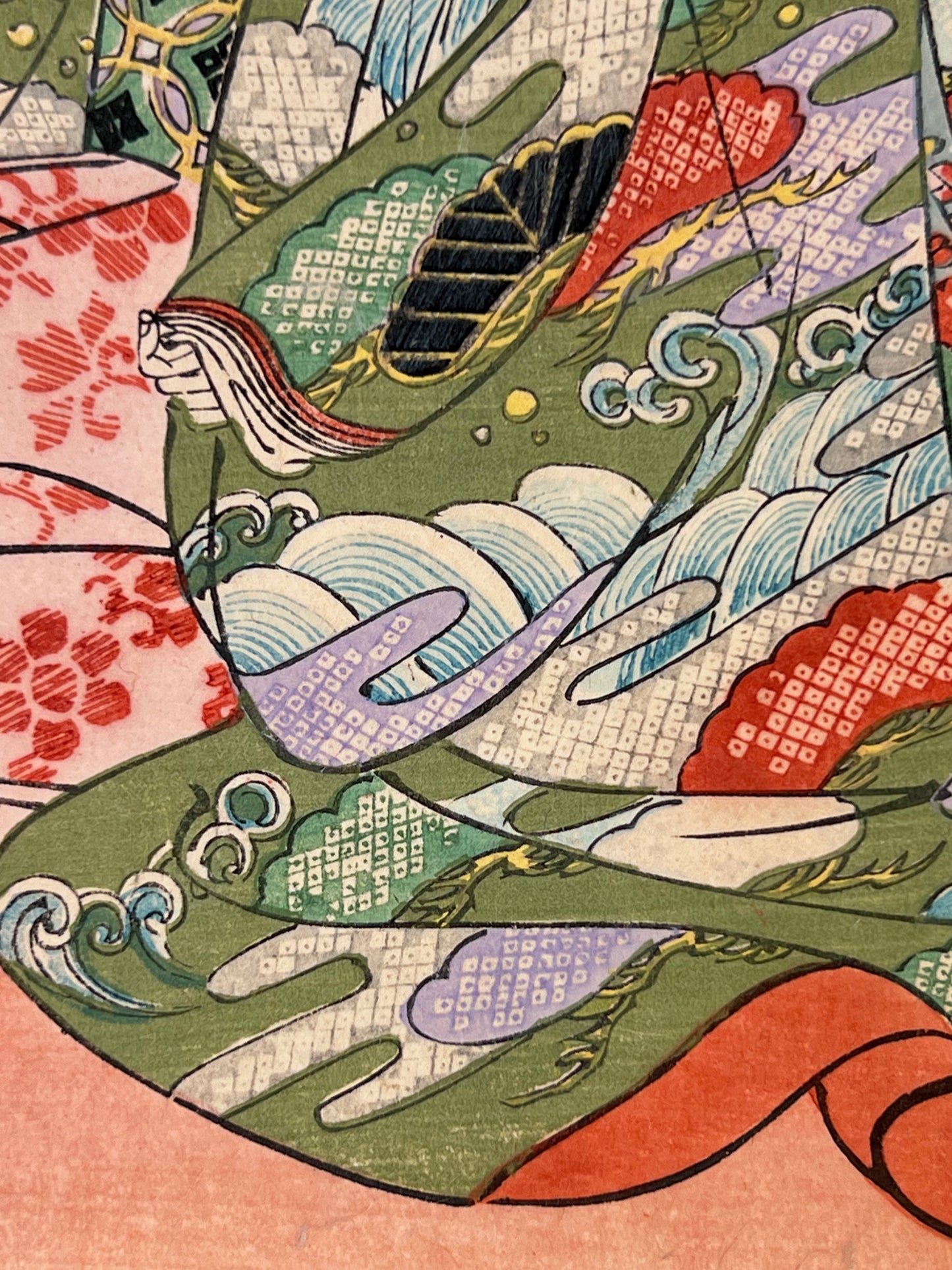 Estampe japonaise triptyque de Chikanobu, kimono tissu motifs multicolore, eau vague