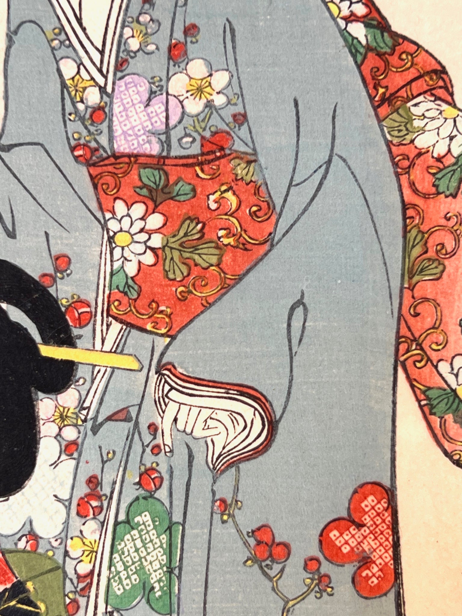 Estampe japonaise triptyque de Chikanobu, kimono tissu motifs fleurs gris et rouge