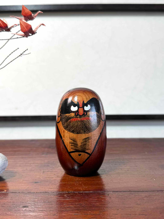 daruma japonais en bois acajou figurine vintage, vu de face