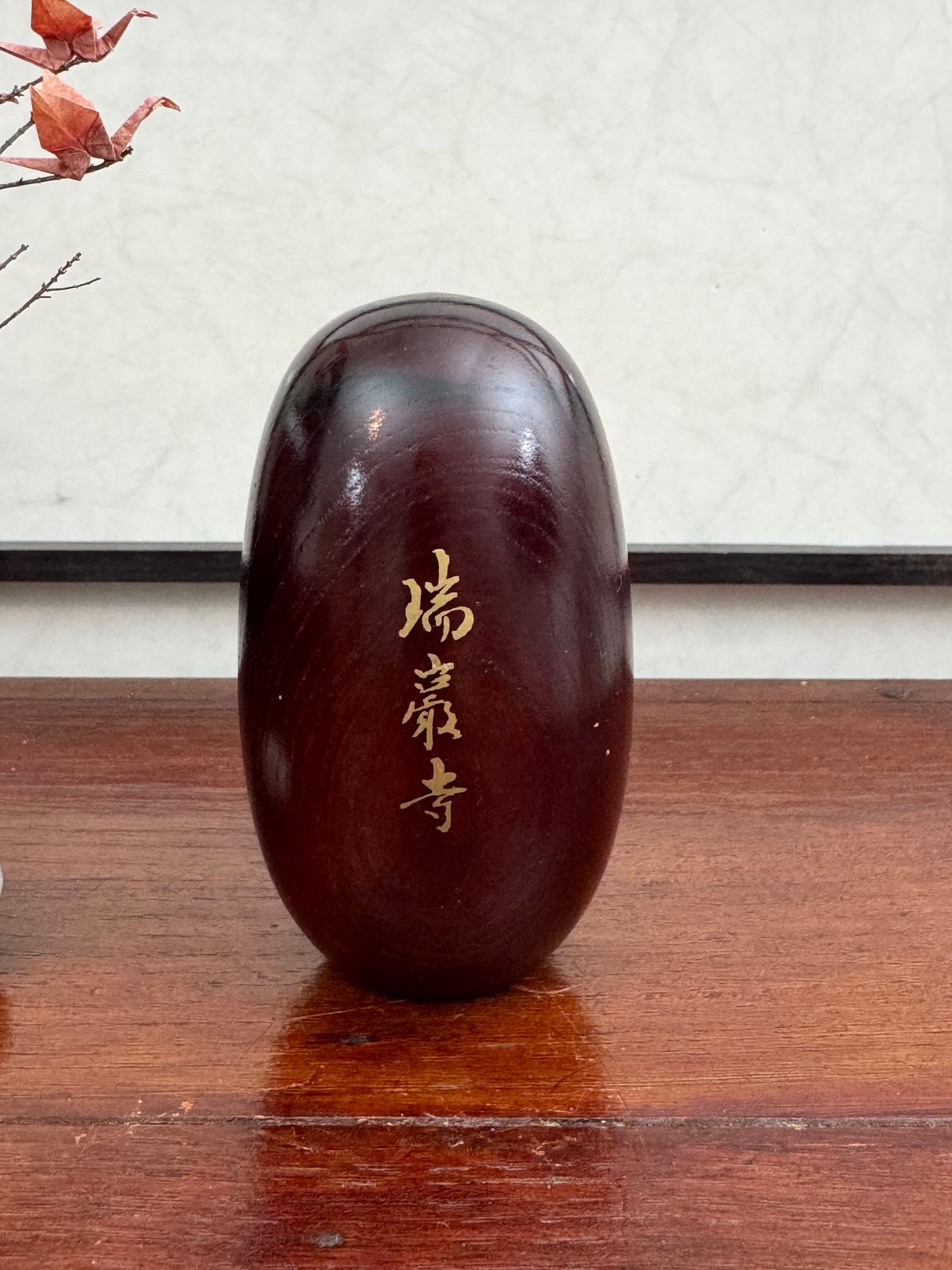 Daruma en bois venant du temple zuiganji a matsushima, vue dos, inscription en calligraphie dorée