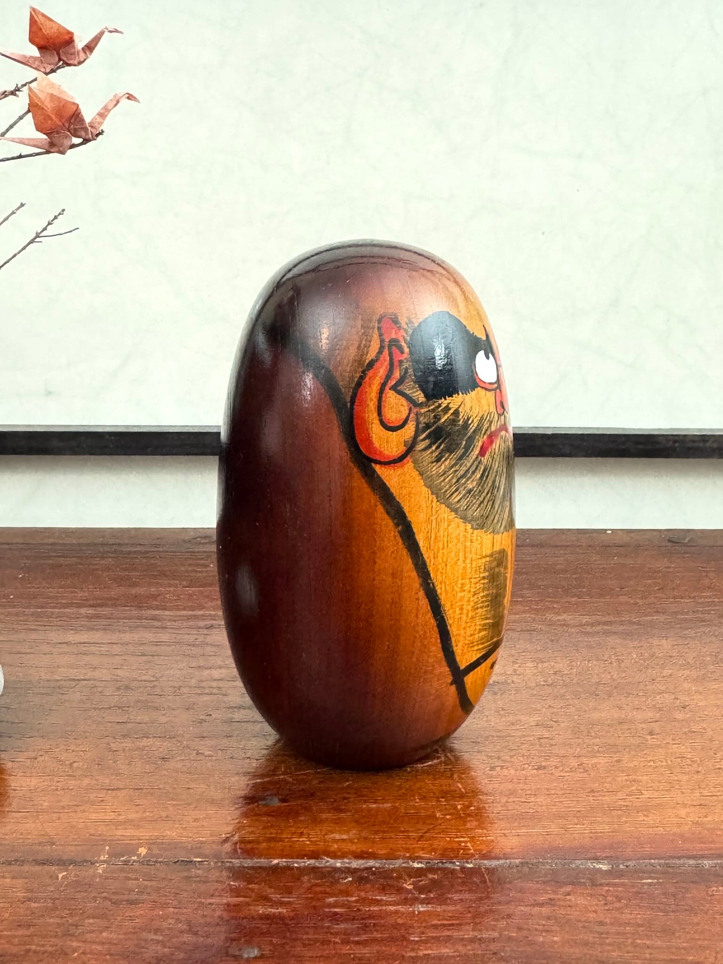 Daruma en bois venant du temple zuiganji a matsushima, profil droit