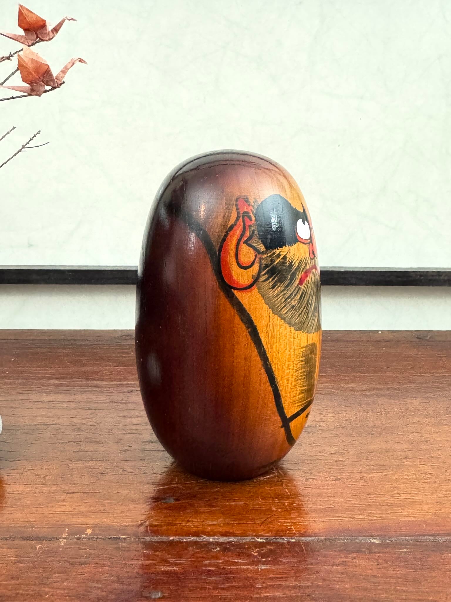 Daruma en bois venant du temple zuiganji a matsushima, profil droit