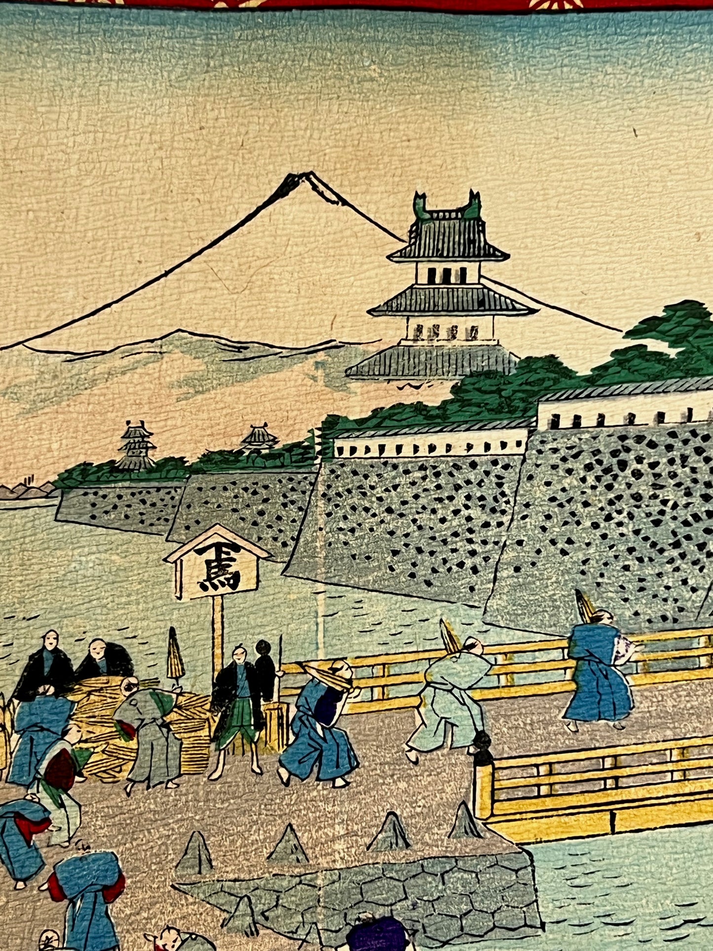 estampe japonaise en crêpe très colorée , festival chateau Mont fuji, des personnages sur le pontestampe japonaise en crêpe très colorée , festival palais imperial Mont fuji, personnage sur le pont