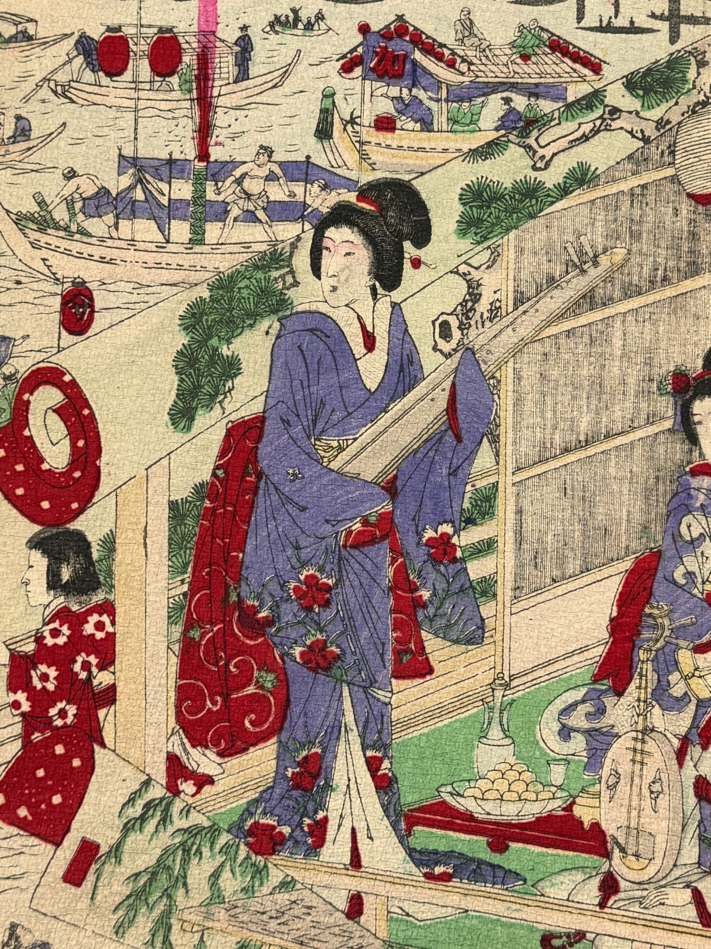 Estampe Japonaise Chirimen-e Musiciennes et feu d'artifice, gros plan femme debout un koto  dans les bras