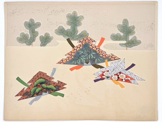 Estampe Japonaise de Yoshida Tamaki représentant trois origami en forme de kabuto décorés aux motifs des trois amis de l'hiver : pin, bambou, prunier