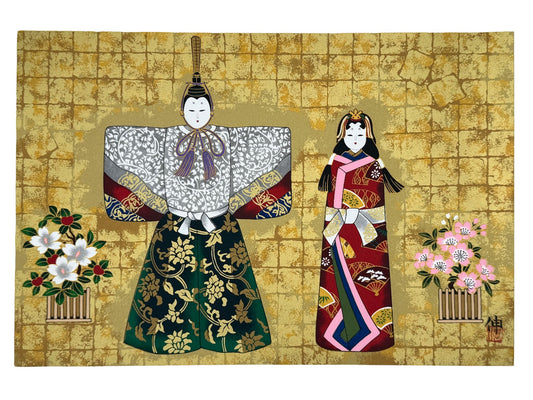 Sérigraphie Japonaise artisanale, deux poupées pour la fête des filles Hina Matsuri, empereur et impératrice. Fleurs de chaque côté des poupées blanches et rouges et fleurs de cerisier. kimonos décorés rouge, blanc vert doré. Fond or et motifs carrés.