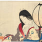 estampe japonaise une jeune femme pensive, long cheveux noirs, mains croisés à côté d'une lanterne et d'un porte-encens.