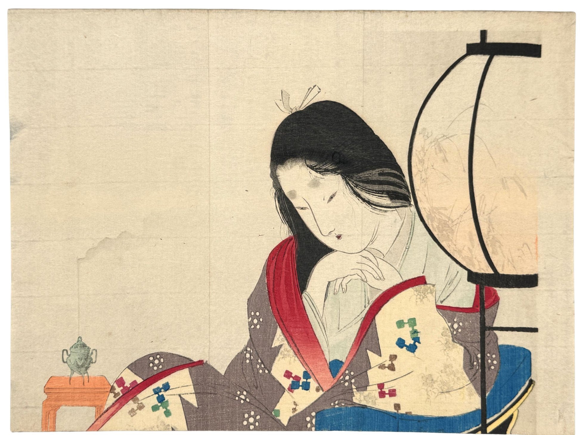 estampe japonaise une jeune femme pensive, long cheveux noirs, mains croisés à côté d'une lanterne et d'un porte-encens.