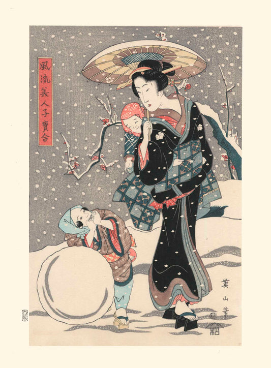 Estampe Japonaise d'une femme et de deux enfant sous la neige, un enfant fait une boule de neige et l'autre est sur le dos de la femme en kimono, sous un parapluie car il neige en hiver.