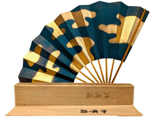 Eventail japonais traditionnel aux motifs de nuages dorés sur ond bleu nuit, le recto avec sa boite d'origine