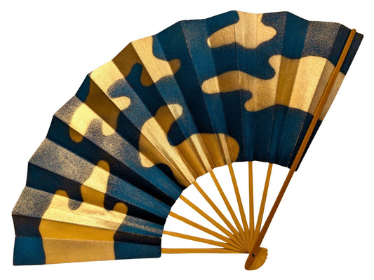 Eventail japonais traditionnel aux motifs de nuages dorés sur ond bleu nuit, le verso 