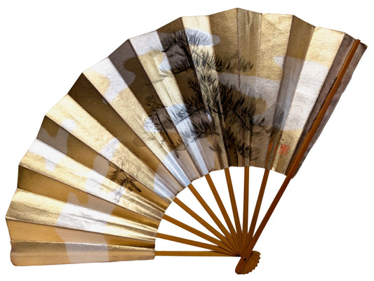 Éventail japonais doré avec nuages argentés, peint à l’encre avec motif de pins. Recto