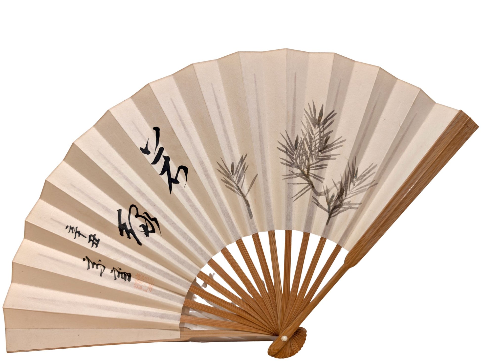 éventail japonais ancien en papier ivoire avec branches de pin et calligraphie noire « matsukaze »