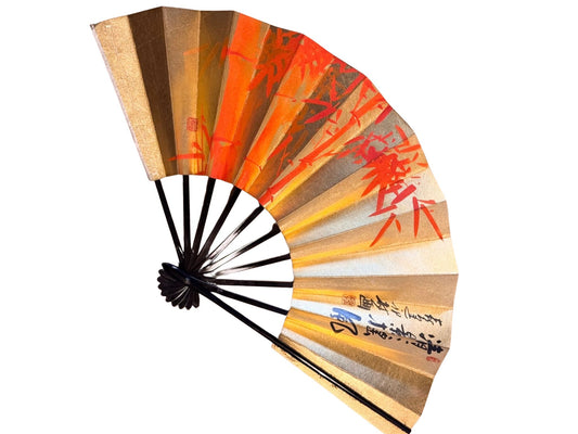 éventail japonais doré avec bambous rouges et calligraphie peinte