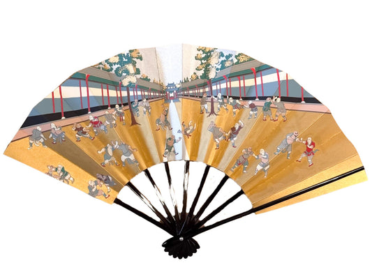 éventail japonais ancien, scène rare de lutteurs dans un temple, fond or et argent, recto