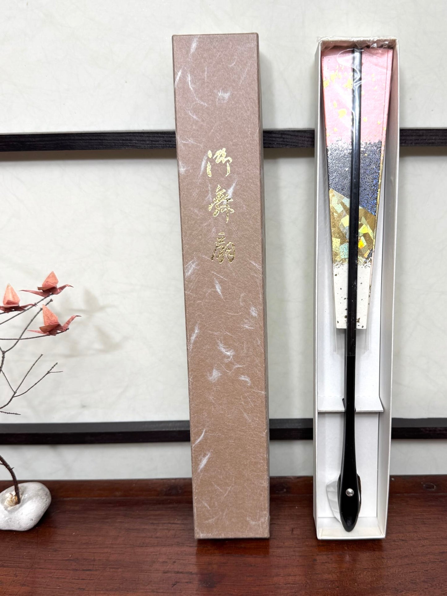 éventail traditionnel japonais brillant rose, argenté et doré dans sa boite