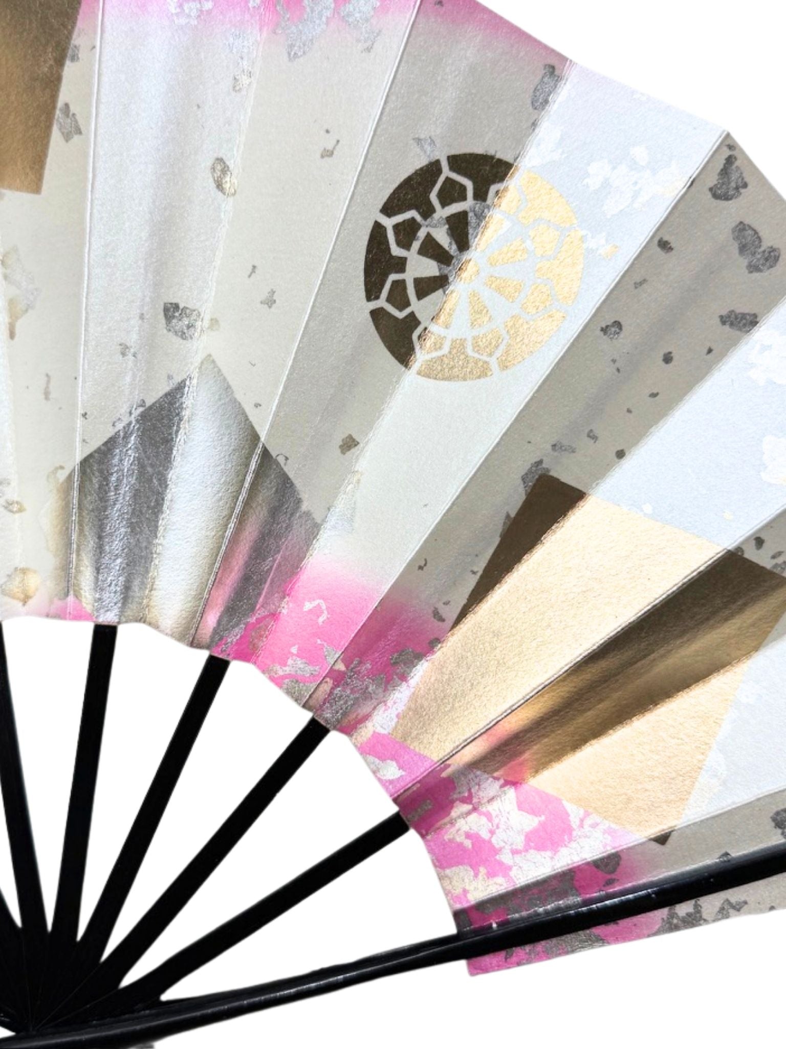 éventail traditionnel japonais avec motifs de feuilles d'or et d'argent, vue motif