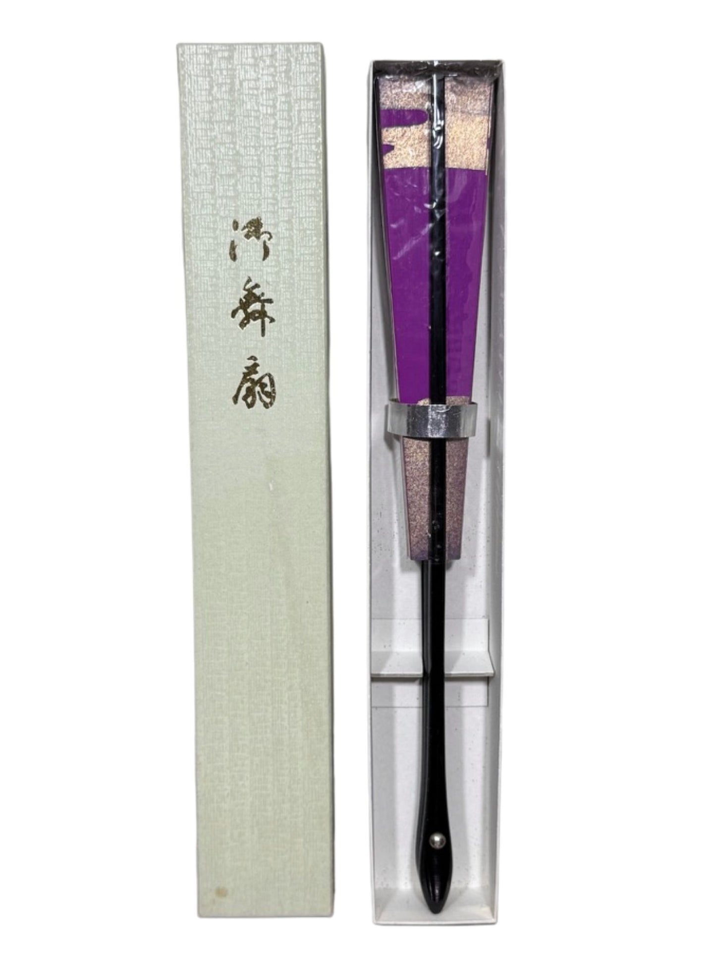 éventail japonais violet avec motif rangé dans sa boite