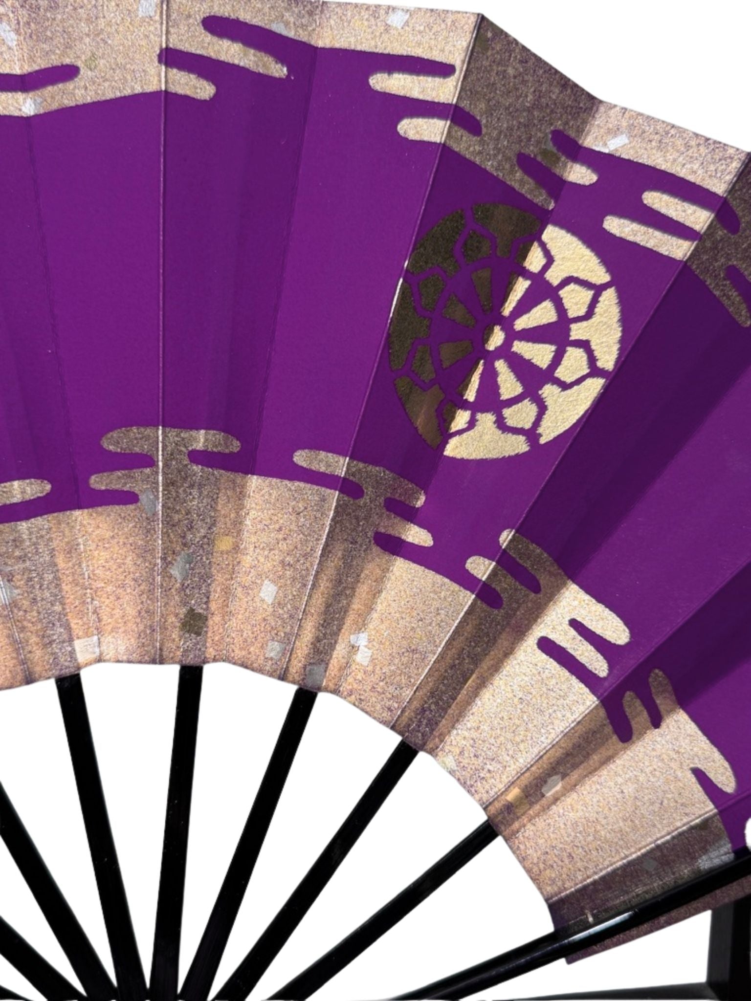 éventail japonais violet avec motif traditionnel, vue motif