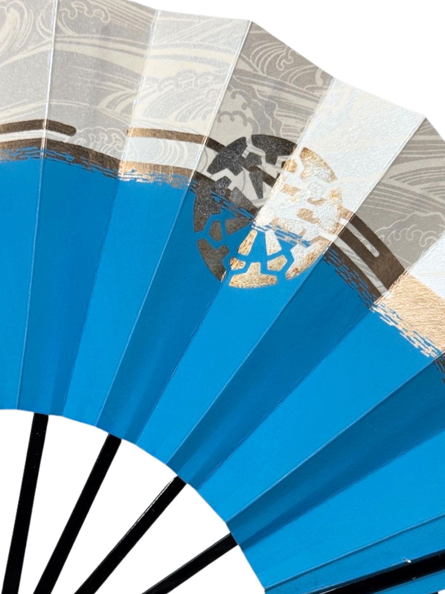 éventail japonais bleu, beige et or au motif de vague, détail sceau