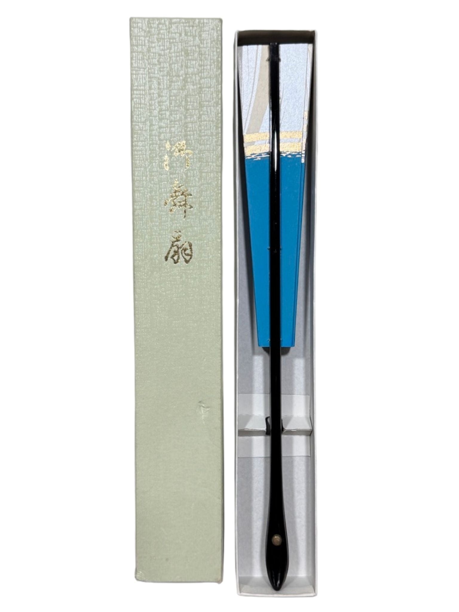 éventail japonais bleu, beige et or au motif de vague dans sa boite