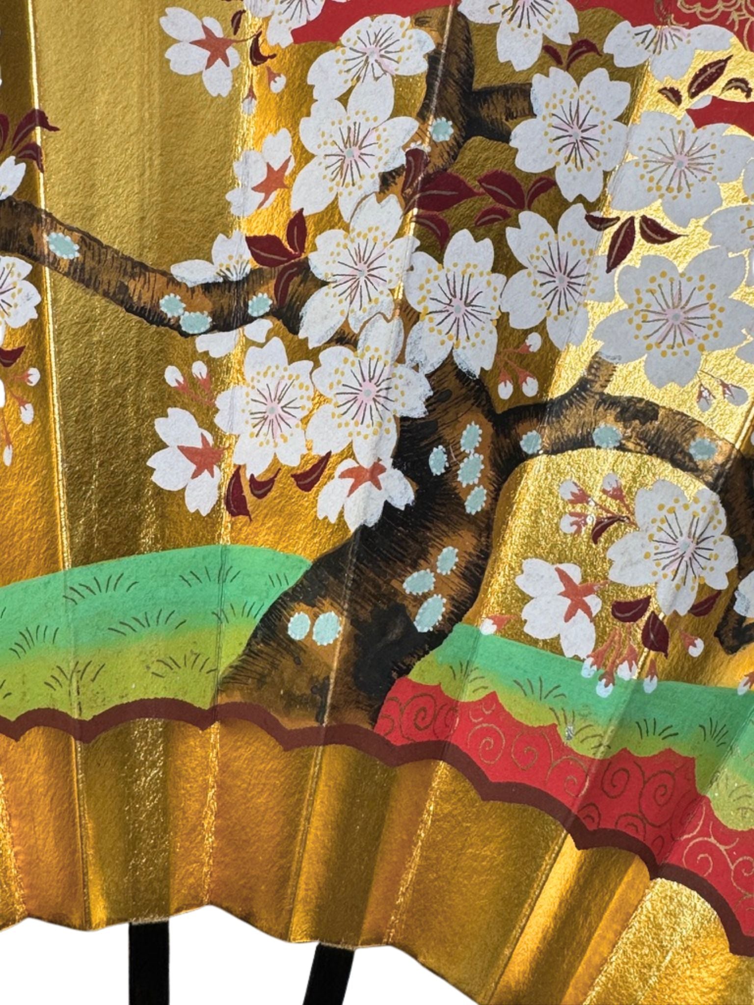 Éventail traditionnel japonais fond doré et fleurs de cerisiers détail cerisiers en fleurs