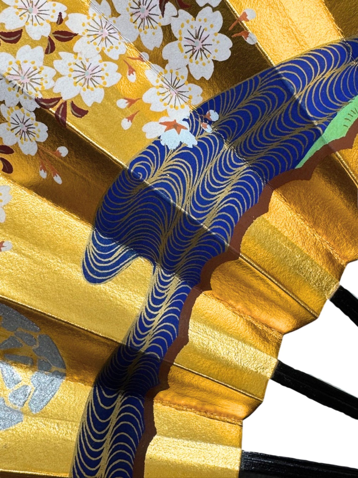 Éventail traditionnel japonais fond doré et fleurs de cerisiers détail mer